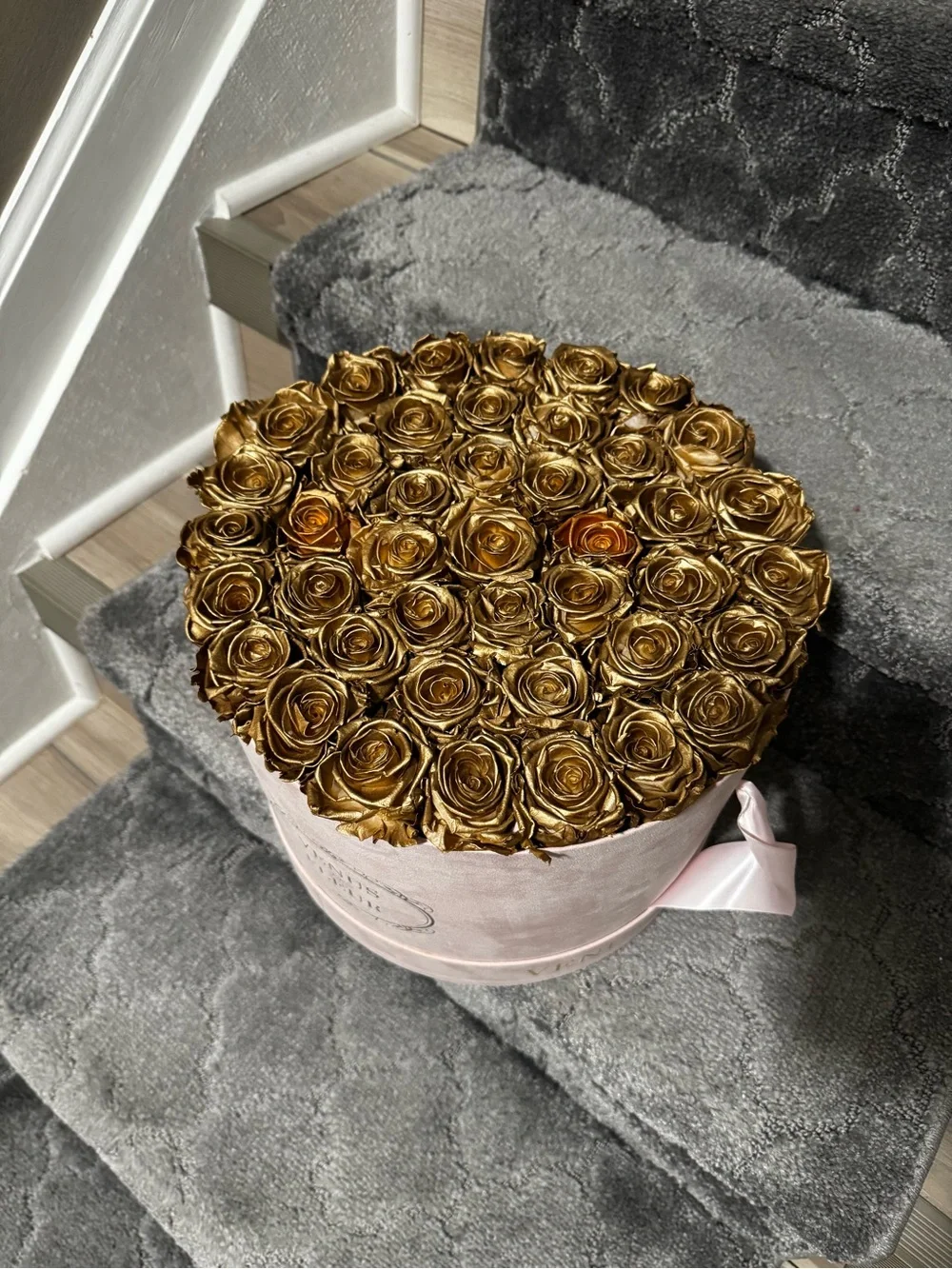 Venus et Fleur Gold Eternity Roses Large Round Blush Box